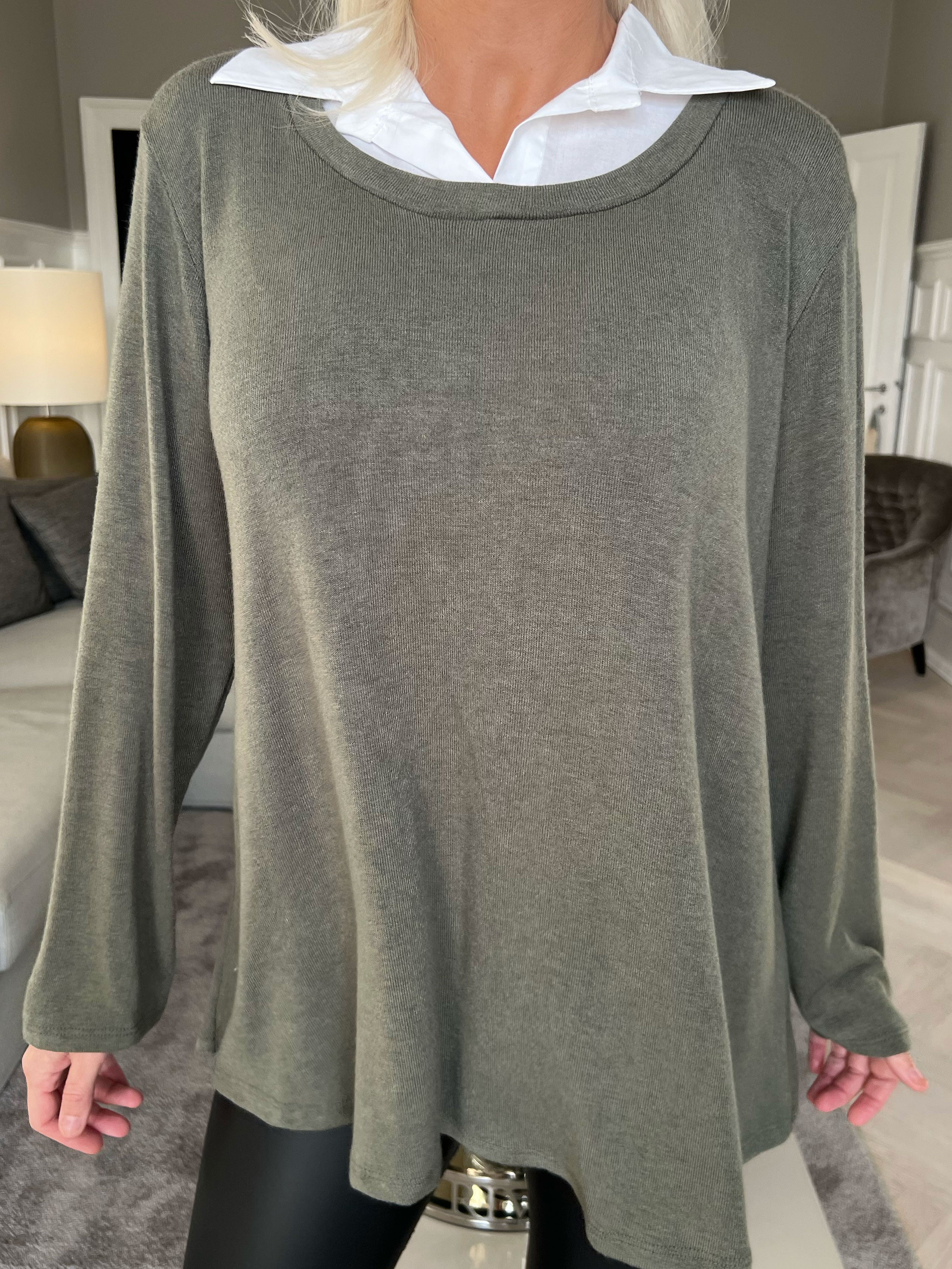 Rita - Härlig mjuk blus med vit skjortkrage